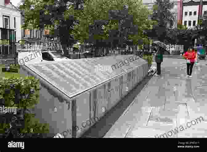 Memorial To The Victims Of The Titanic Disaster In Belfast Iceberg Right Ahead : The Tragedy Of The Titanic